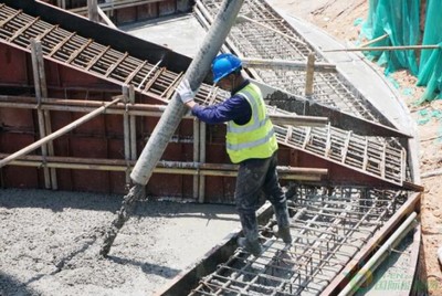 江西定南新陽(yáng)智慧風(fēng)電場(chǎng)首臺(tái)風(fēng)機(jī)基礎(chǔ)順利澆筑完成，綠色能源建設(shè)邁出關(guān)鍵一步